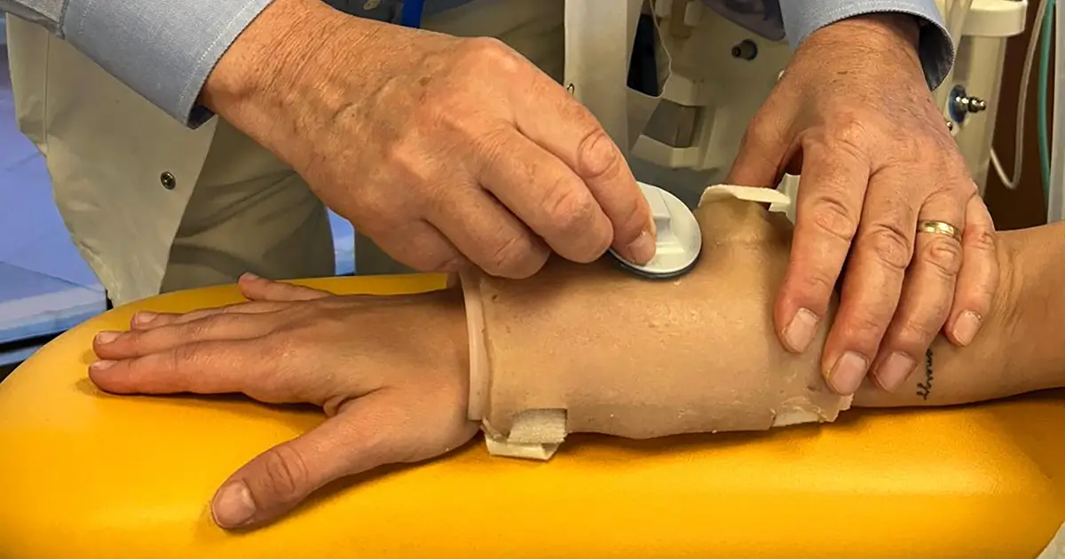 Formation à la ponction de fistule artérioveineuse sur le simulateur hybride DI-ARM